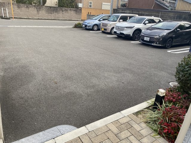 シャーメゾン宝亀の駐車場
