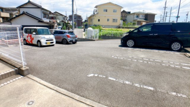 メゾン・ド・スバルの駐車場