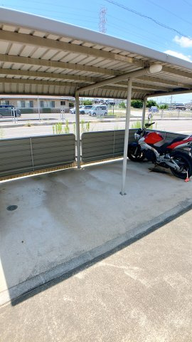 メゾン・ド・スバルの駐車場