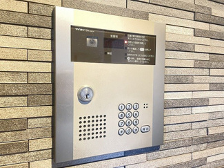 【エントランス】 | 共用エントランスは不審者の侵入を未然に防ぐオートロック付き！防犯対策充実しています◎
