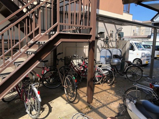 【その他共用部分】 | 屋根付きの駐輪場で雨が降っても大切な自転車が濡れなくてすみますね♪自転車はちょっとした移動手段に便利ですよね！