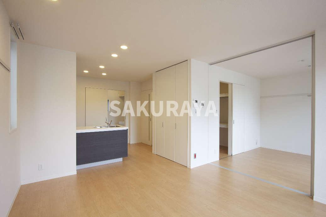 ルーチェガーデンの居間・リビング|現況と異なる場合がございます。