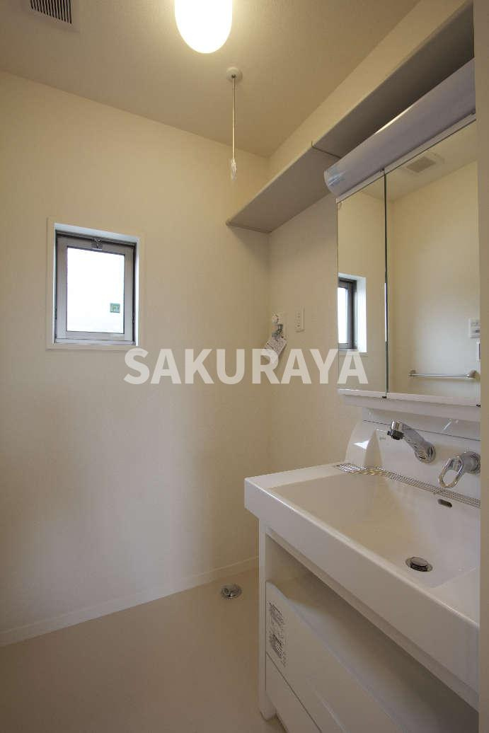 ルーチェガーデンの洗面所|現況と異なる場合がございます。