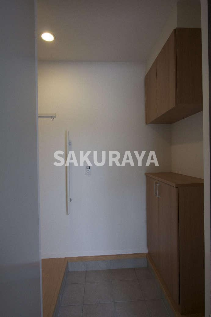 ルーチェガーデンの玄関|現況と異なる場合がございます。