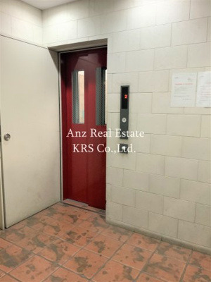 【ロビー】 | メゾンキコー靱本町 | ロビーです♪赤色のエレベーターがオシャレですね♪