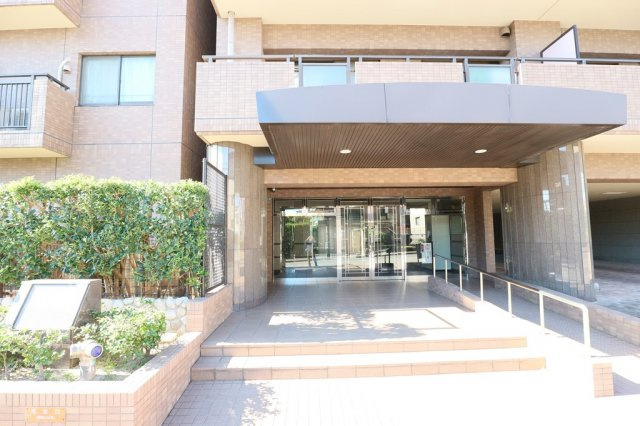 西宮市奥畑の中古マンションのエントランス
