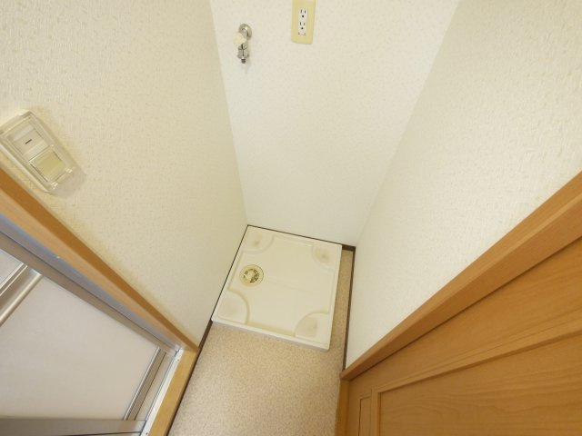 アイリスハイツ8号館の設備|室内洗濯機置き場です。