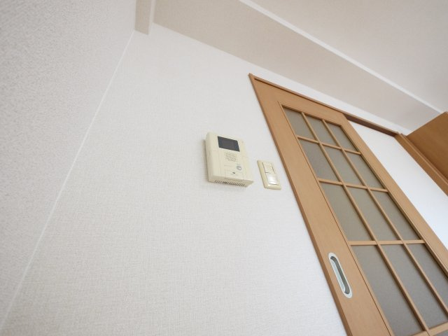 アイリスハイツ8号館のセキュリティ|モニター付きインターホンです。