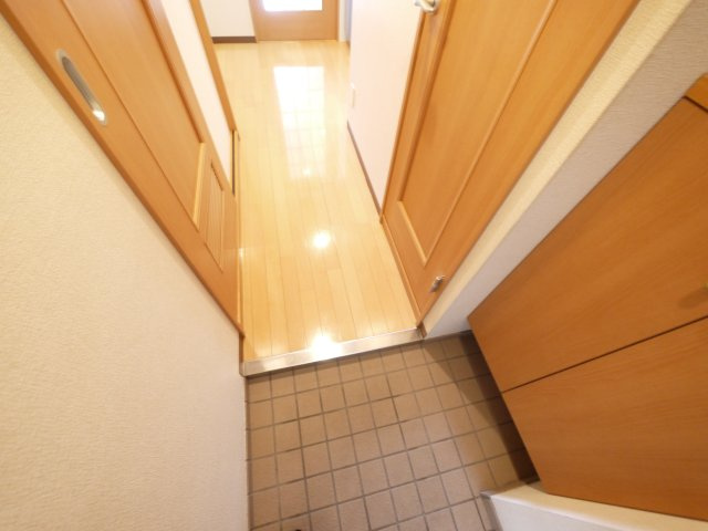 アイリスハイツ8号館の玄関|収納もある玄関です