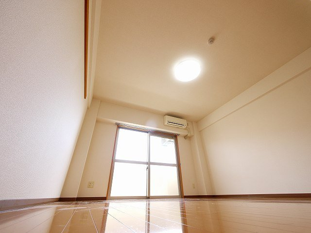 アイリスハイツ8号館の居間・リビング|過ごしやすい室内です