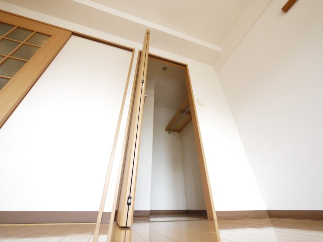 アイリスハイツ8号館の収納|便利な収納スペースです