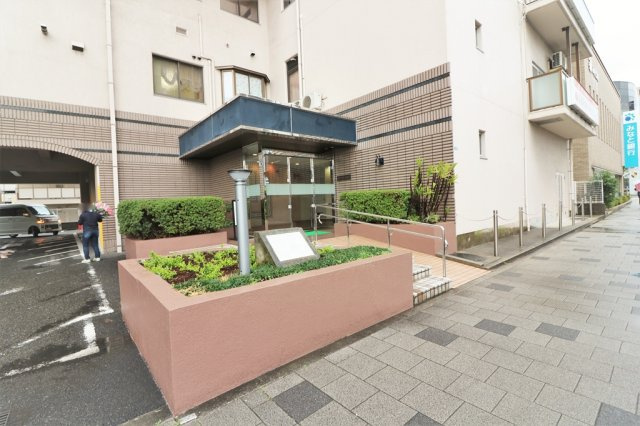 西宮市和上町の中古マンションのエントランス