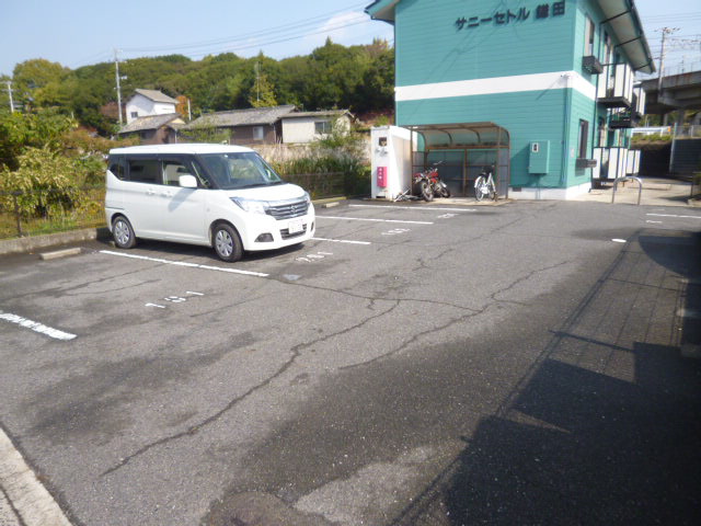 サニーセトル鎌田の駐車場