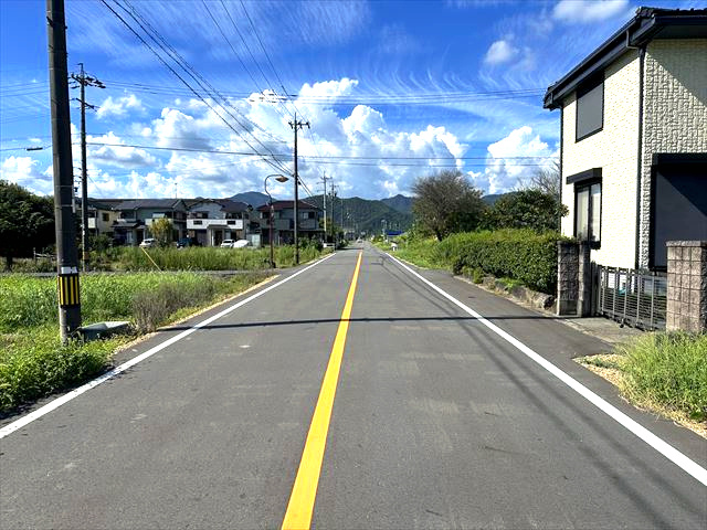 ５６０７９　山県市洞田中古戸建ての前面道路含む現地写真