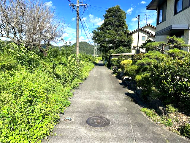 ５６０７９　山県市洞田中古戸建ての前面道路含む現地写真