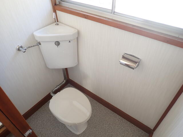 トイレにも窓が付いています。