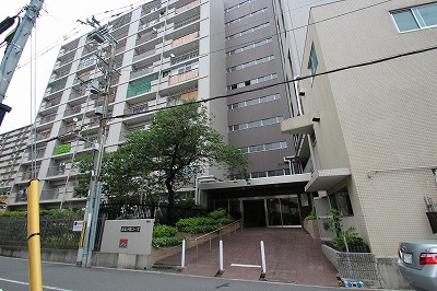【外観】 | 新森小路コーポ | ◎3路線利用可能！いずれの駅も徒歩8分以内と便利
◎駐車場、駐輪場ありのマンション（空状況要確認）
◎南向き、角部屋、全室リフォーム済