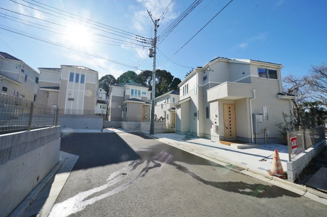 上星川駅徒歩１１分！高台の閑静な住宅街♪カースペース２台♪保土ヶ谷区坂本町　全１０棟新築戸建ての前面道路含む現地写真