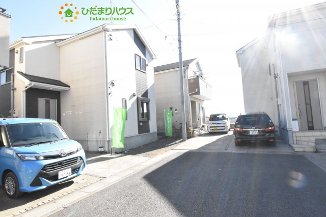 見沼区中川　中古一戸建ての前面道路含む現地写真