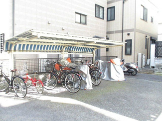 【その他共用部分】 | 屋根付きの駐輪場で雨が降っても大切な自転車が濡れなくてすみますね♪自転車はちょっとした移動手段に便利ですよ！
