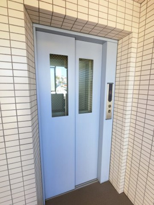 【その他共用部分】 | アイデイーコート上永谷 | お買い物時やベビーカーの出し入れに便利なエレベーター付です。