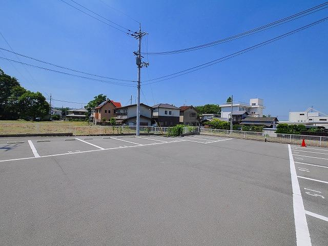 グランヴィレッジの駐車場|車をお持ちの方に嬉しい駐車場付き