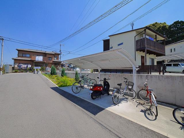 グランヴィレッジのその他共用部分|屋根付き駐輪場です