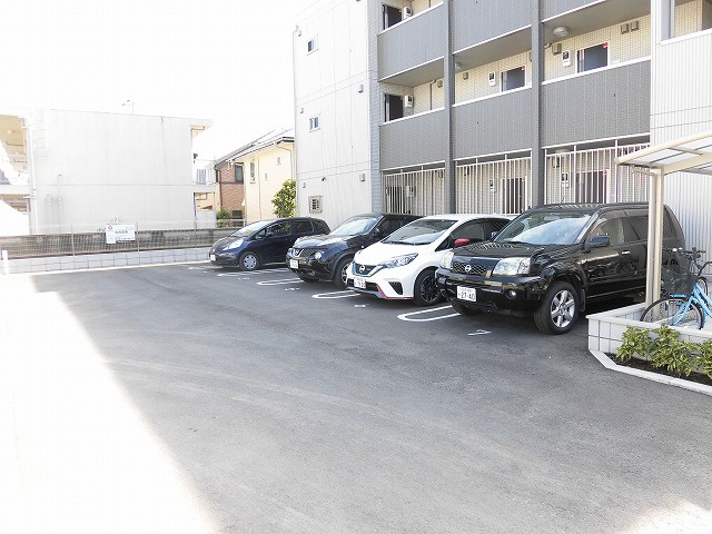 パインレジデンスの駐車場
