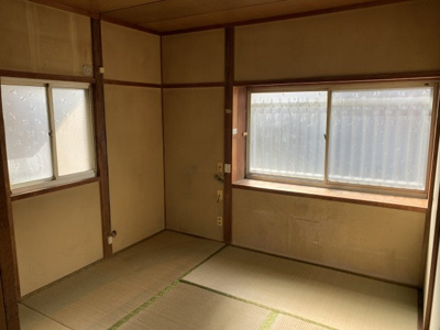 【和室】 | 白銀貸家 | 4.5畳の和室の写真です。２ヵ所に窓があり、日中は明るいです。