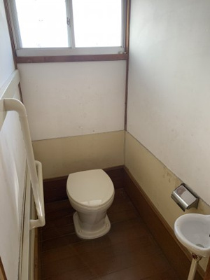 【トイレ】 | 白銀貸家 | トイレは換気の窓もあります。