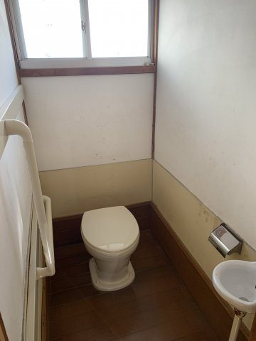 【トイレ】 | 白銀貸家 | トイレは換気の窓もあります。