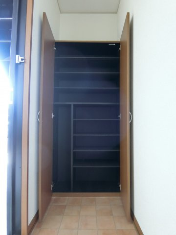 スカイスクレーパーA棟の収納|101号室のイメージ写真（反転あり）