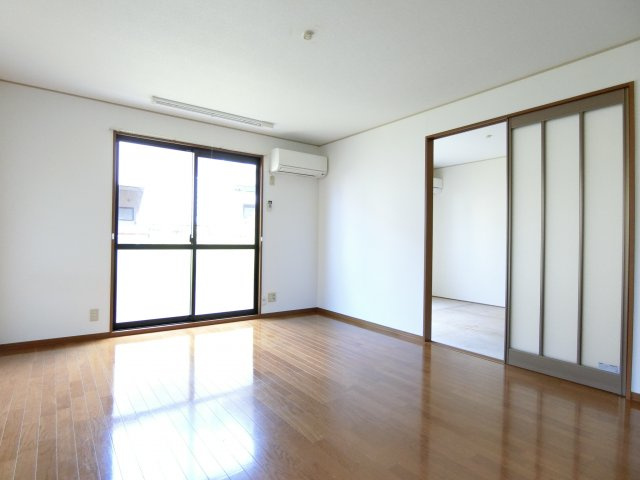 スカイスクレーパーA棟の居間・リビング|101号室のイメージ写真（反転あり）