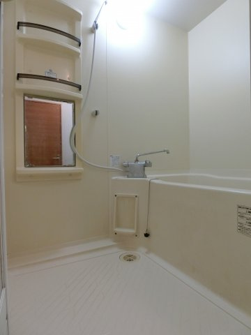 スカイスクレーパーA棟の浴室|101号室のイメージ写真（反転あり）