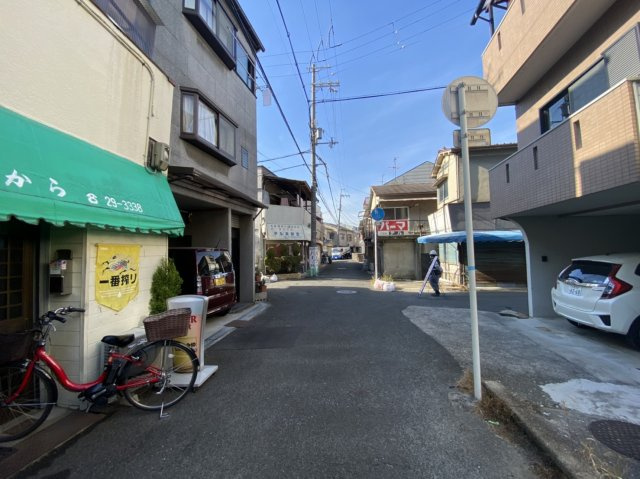 寝屋川市黒原城内町　中古戸建ての前面道路含む現地写真