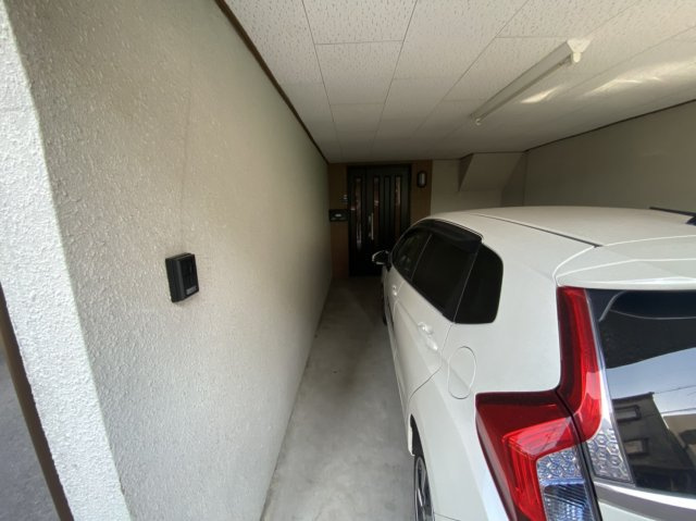 寝屋川市黒原城内町　中古戸建ての駐車場|■横幅にまだまだゆとりがありますよね