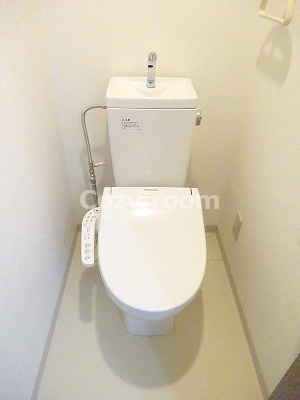 【トイレ】 | ウイニング・パラ江坂 | シャワートイレです。