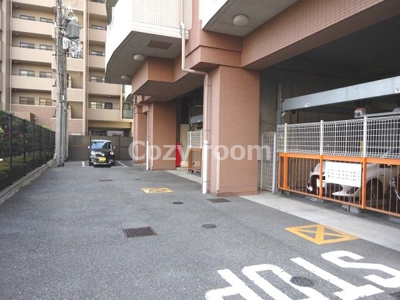 【駐車場】 | サンロワール江坂 | 現況満車ですげ、駐車場があるので、車を買う予定の方も安心です。