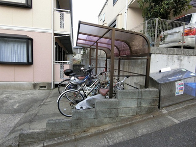 【その他共用部分】 | エーリ | 屋根付きの駐輪場があるので雨が降っても大切な自転車が濡れません☆駅まで自転車もオススメです♪