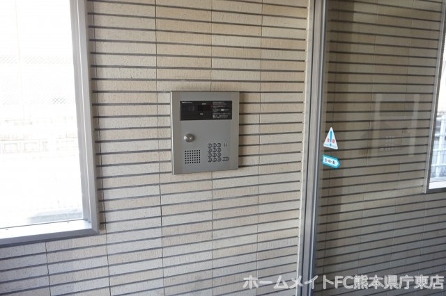 熊本市中央区世安町の賃貸マンションのエントランス