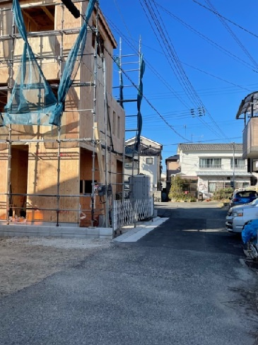 明石港町新築戸建の前面道路含む現地写真|隣ともスペースがあるので助かります。