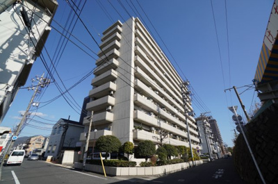 【外観】 | パルハイツ広 | 【耐震性】
耐震性の高さを判断するポイントは、
建築確認申請日が1981年6月1日以降の
新耐震基準に適合しているかどうか。
震度６程度の大地震でも
建物が崩壊しないレベルが基準になりました。
