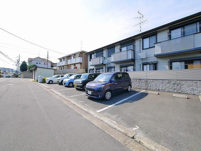 アールウエストAの駐車場|カースペースがあります