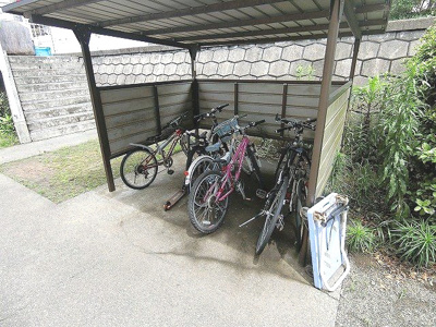 【その他共用部分】 | グリーンテラスB | 屋根付きの駐輪場で雨が降っても大切な自転車が濡れなくてすみますね♪自転車はちょっとした移動手段に便利ですよね！