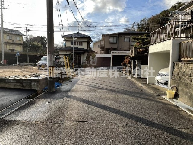 ５６０８０　岐阜市大洞紅葉が丘土地の前面道路含む現地写真