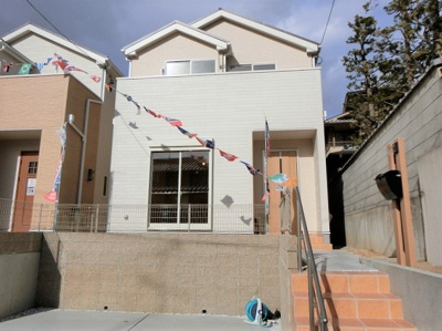 【外観】 | 豊中市服部本町5丁目新築一戸建 | 【現地写真】
日当たり良好♪駐車スペースもしっかり確保♪