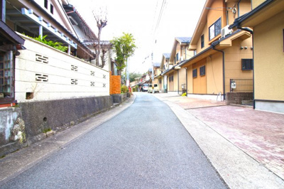 【前面道路含む現地写真】 | 山科区北花山山田町　中古戸建 | コンビニ・スーパー・金融機関・病院などが徒歩圏内に揃う生活しやすい環境です。