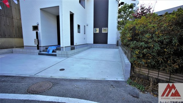 久留米市野中町の新築一戸建の駐車場