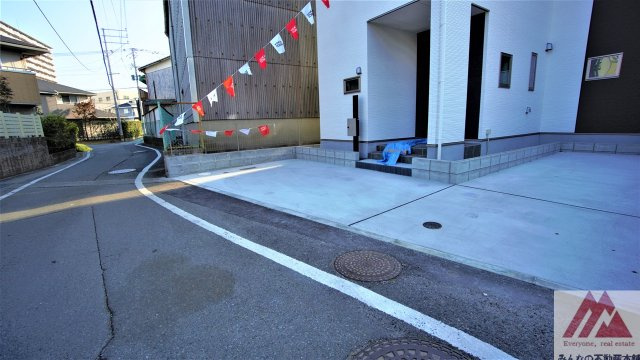 久留米市野中町の新築一戸建の前面道路含む現地写真