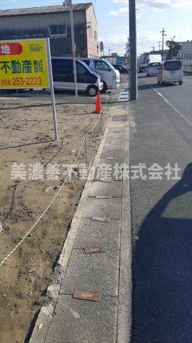 ５５６８７　羽島郡岐南町伏屋土地の外観|西側前面道路には側溝が有りますが雨水は東側水路への排水です。
